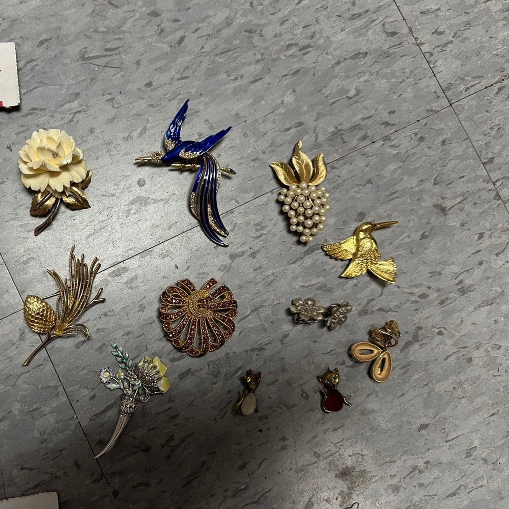 Last sale , brooches